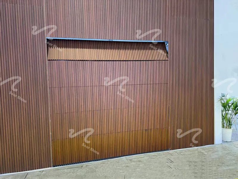 Puertas de garaje con parrilla de aleaci&oacute;n de aluminio